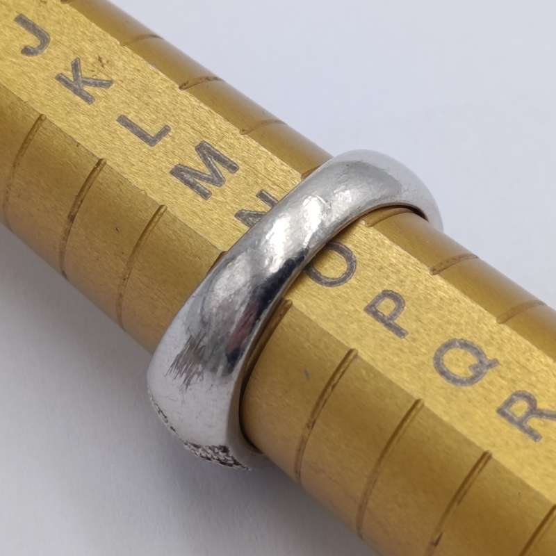 9kt white gold ring with 21 black diamonds and 26 white diamonds - weight 5,1g