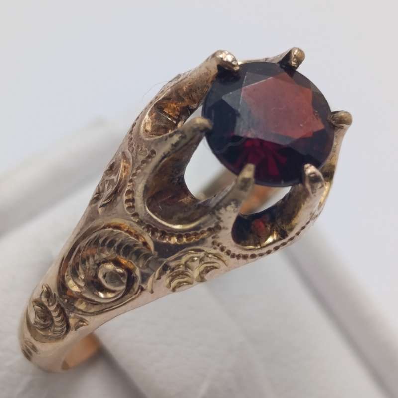 9kt gold phoenix ring with red garnet - weight 3.1g