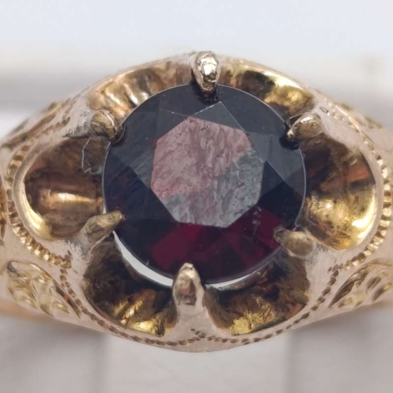 9kt gold phoenix ring with red garnet - weight 3.1g