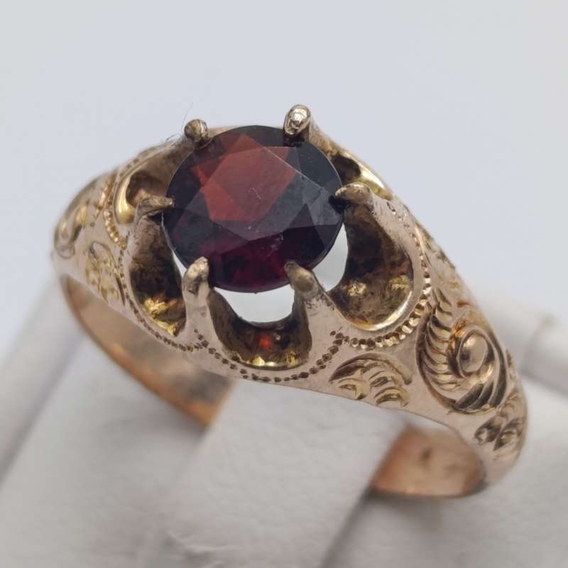 9kt gold phoenix ring with red garnet - weight 3.1g