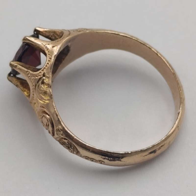 9kt gold phoenix ring with red garnet - weight 3.1g