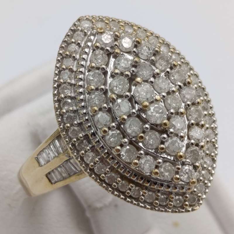 9kt gold ring hallmarked with 57 round diamonds and 20 bagnette diamonds - weight 4,8g