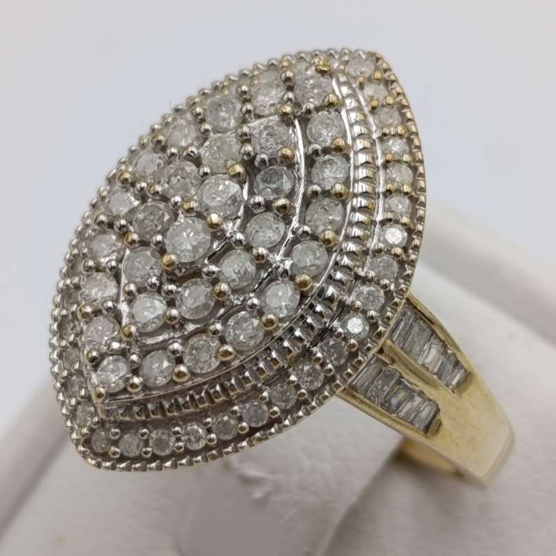 9kt gold ring hallmarked with 57 round diamonds and 20 bagnette diamonds - weight 4,8g