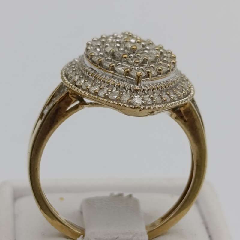 9kt gold ring hallmarked with 57 round diamonds and 20 bagnette diamonds - weight 4,8g