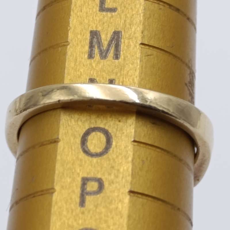 9kt gold ring hallmarked with 57 round diamonds and 20 bagnette diamonds - weight 4,8g