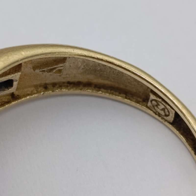 9kt gold ring with 36 diamonds and 7 sapphires - weight 3.5g