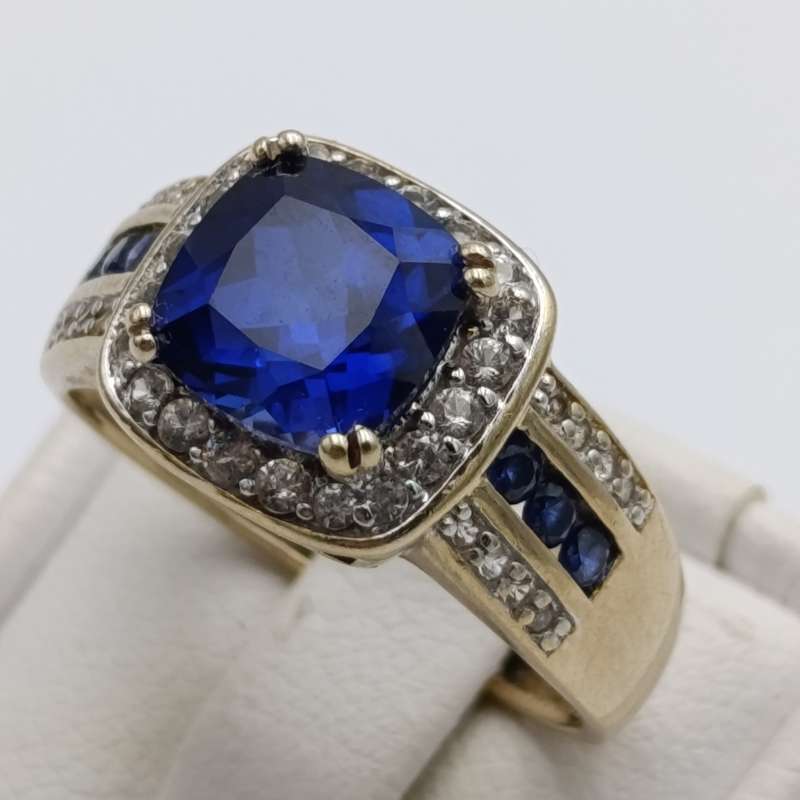 9kt gold ring with 36 diamonds and 7 sapphires - weight 3.5g