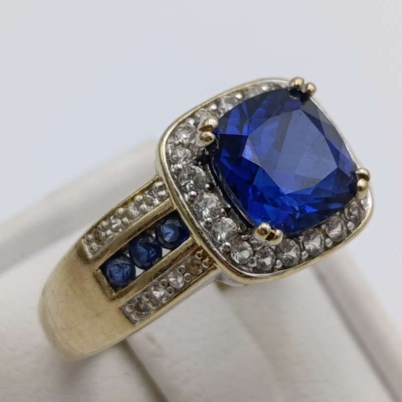 9kt gold ring with 36 diamonds and 7 sapphires - weight 3.5g