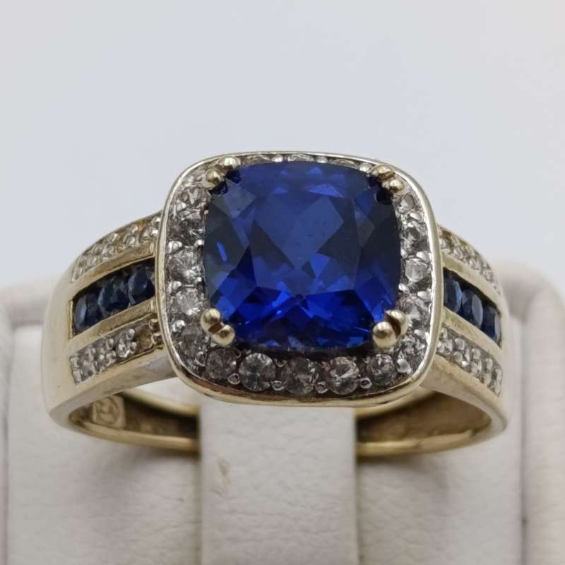9kt gold ring with 36 diamonds and 7 sapphires - weight 3.5g