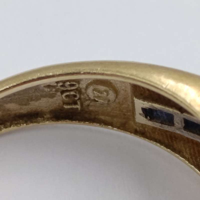 9kt gold ring with 36 diamonds and 7 sapphires - weight 3.5g