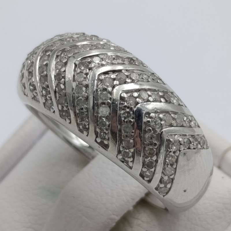 9kt white gold ring with 87 diamonds - weight 5,7g