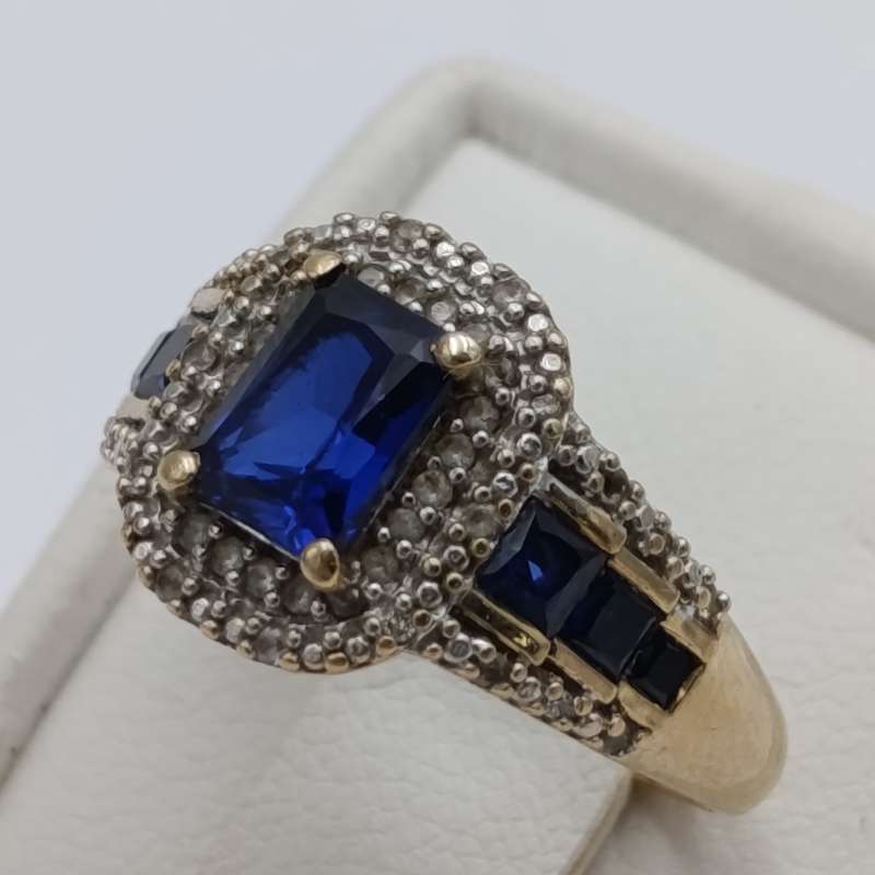 9kt gold ring with 73 diamonds and 7 sapphires - weight 4.0g
