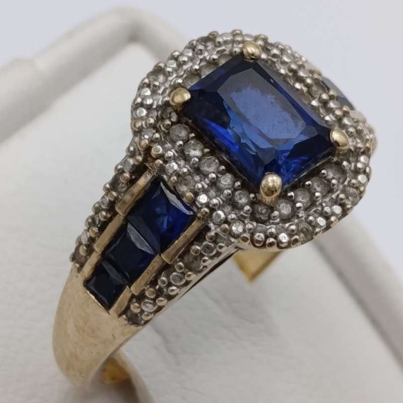 9kt gold ring with 73 diamonds and 7 sapphires - weight 4.0g