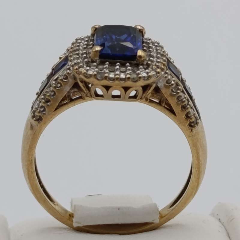 9kt gold ring with 73 diamonds and 7 sapphires - weight 4.0g