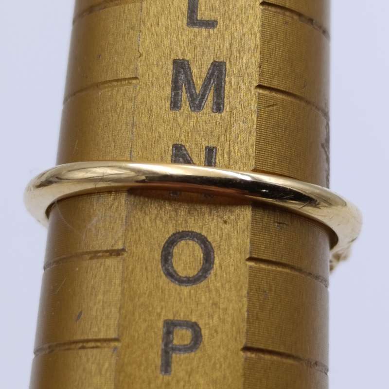 18kt gold ring with 2 diamonds totalling about 40 points and 3 sapphires totalling about 80 points