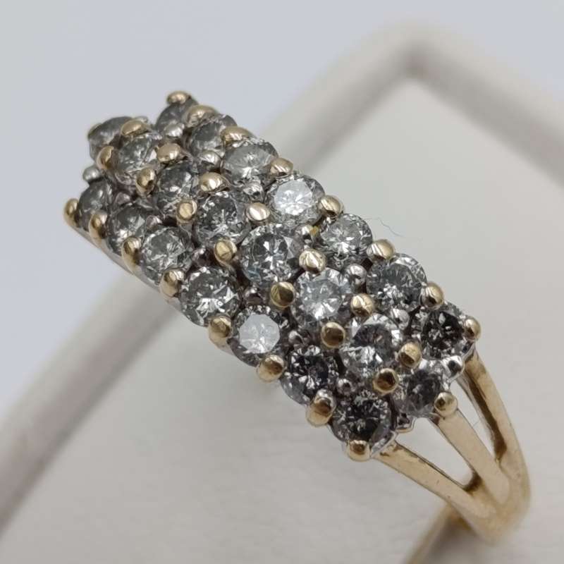 9kt gold ring with 22 diamonds - weight 3g