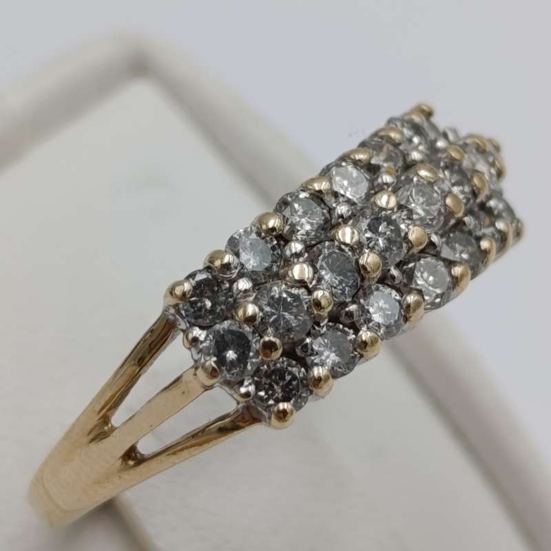 9kt gold ring with 22 diamonds - weight 3g