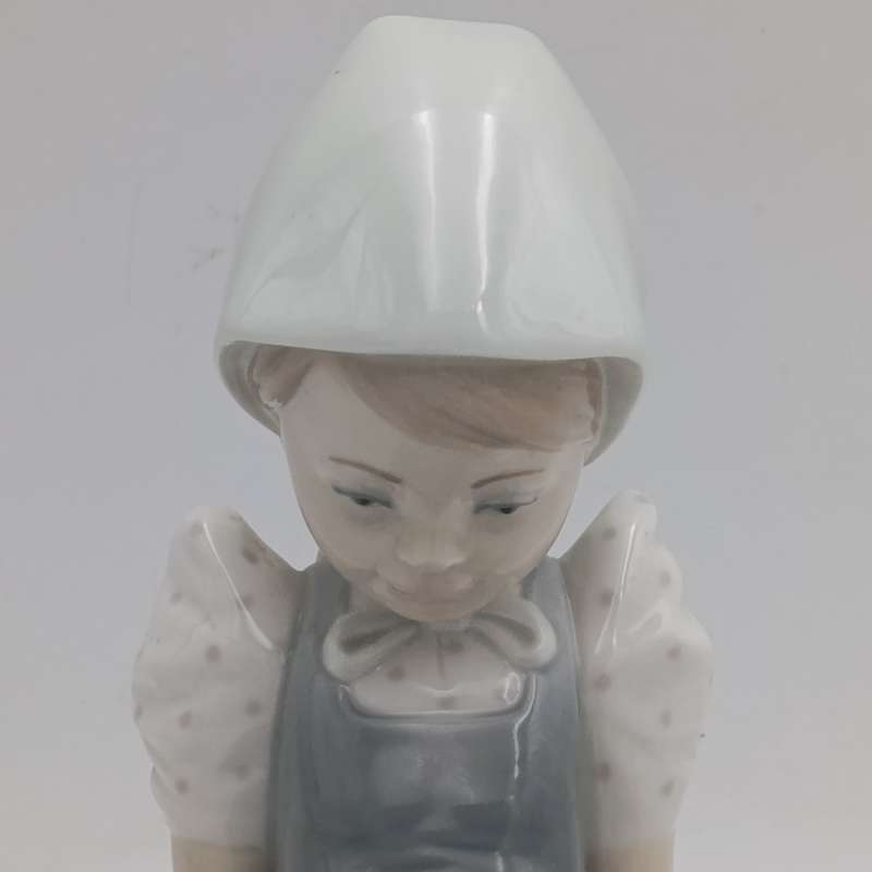 Lladro  Daisa 1979 My Hungry Brood girl feeding ducks figurine - no box