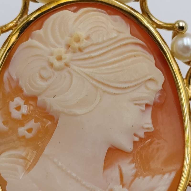 Beautiful 9kt Gold cameo brooch/pendant with pearls