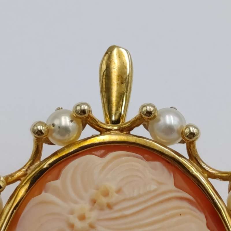 Beautiful 9kt Gold cameo brooch/pendant with pearls