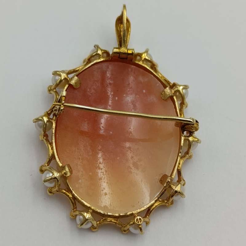 Beautiful 9kt Gold cameo brooch/pendant with pearls