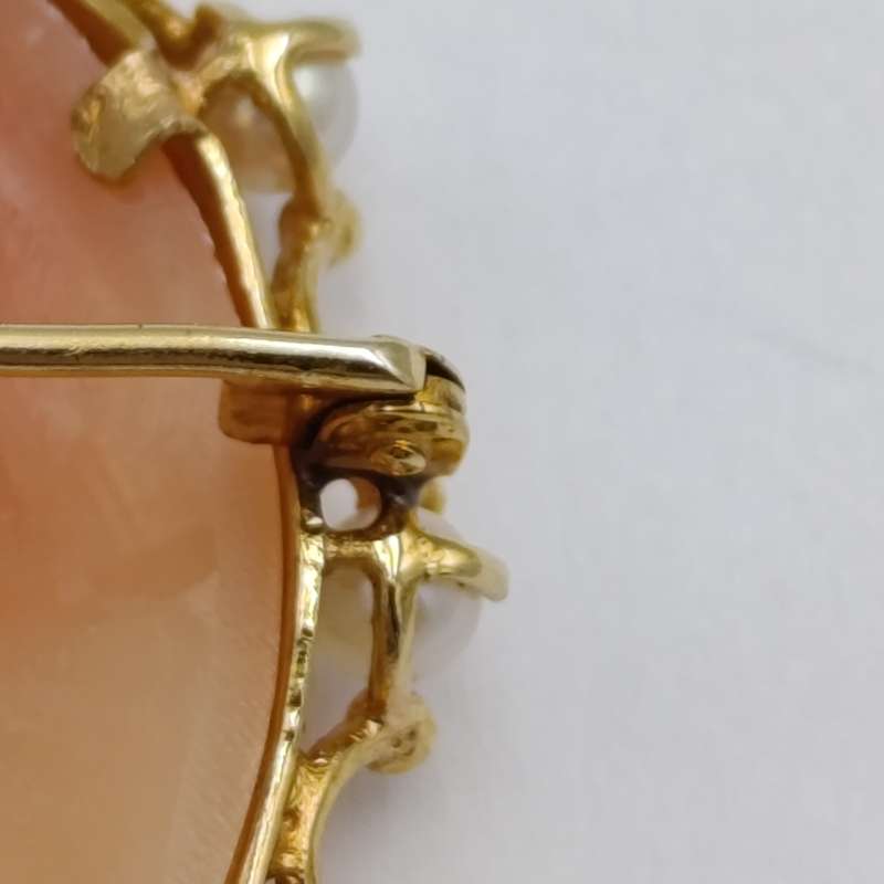 Beautiful 9kt Gold cameo brooch/pendant with pearls