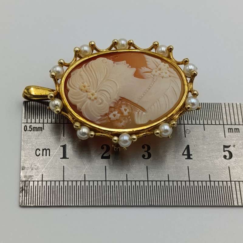 Beautiful 9kt Gold cameo brooch/pendant with pearls