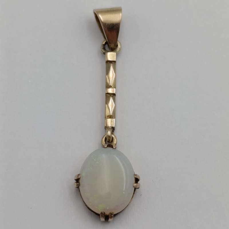 9kt Gold pendant with opal - weighs 1.7g