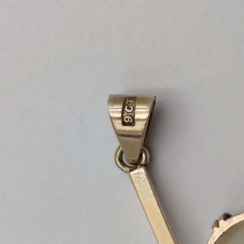 9kt Gold pendant with opal - weighs 1.7g