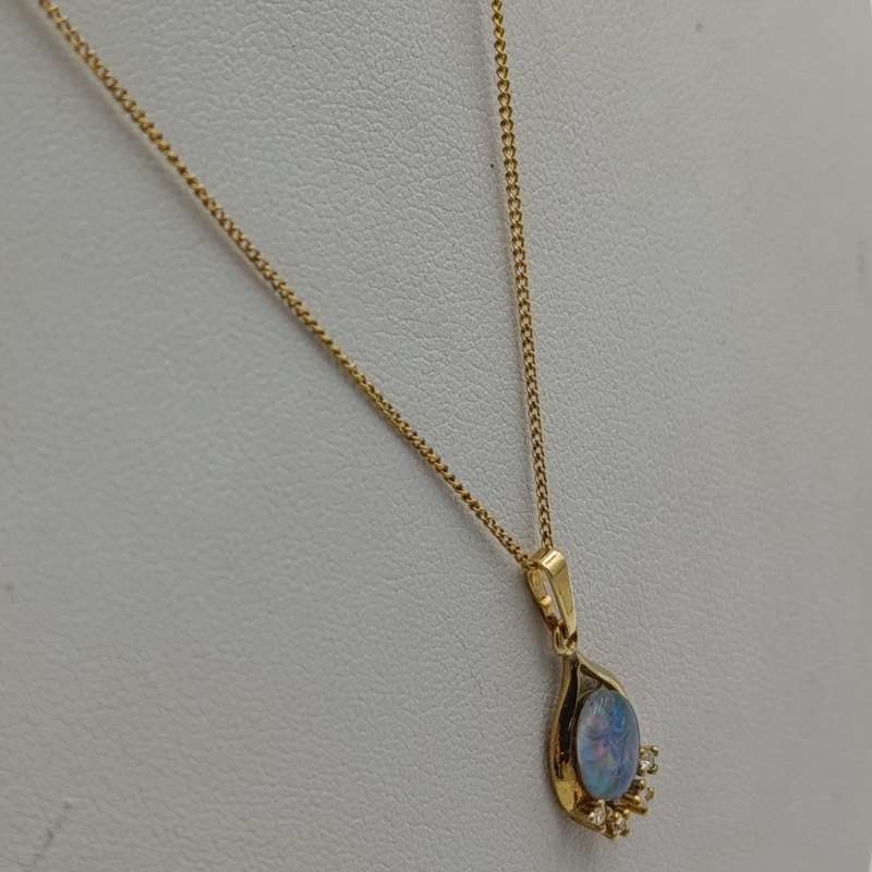 Thin 9kt gold necklace with opal and diamonds pendant - weighs 1.9g