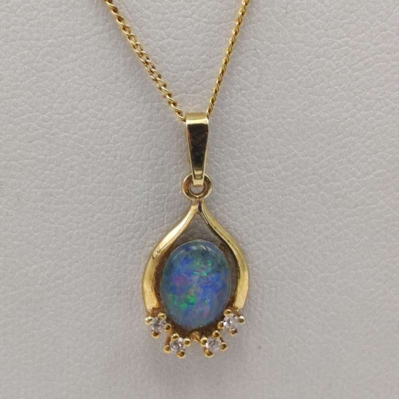 Thin 9kt gold necklace with opal and diamonds pendant - weighs 1.9g