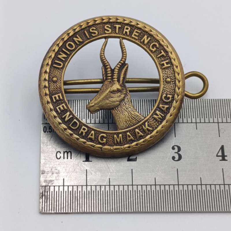 WW2 medals and badges set issued to 9549 HS Keevy - including 3 victory pin badges