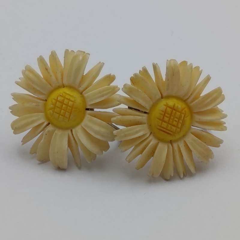 Vintage pair of Daisy earrings - screw on