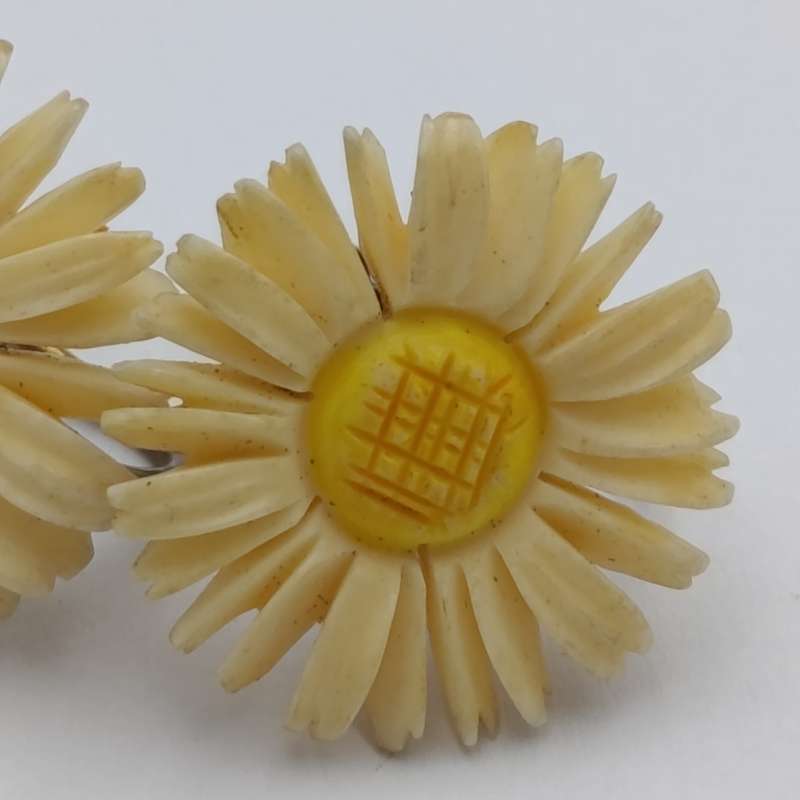 Vintage pair of Daisy earrings - screw on