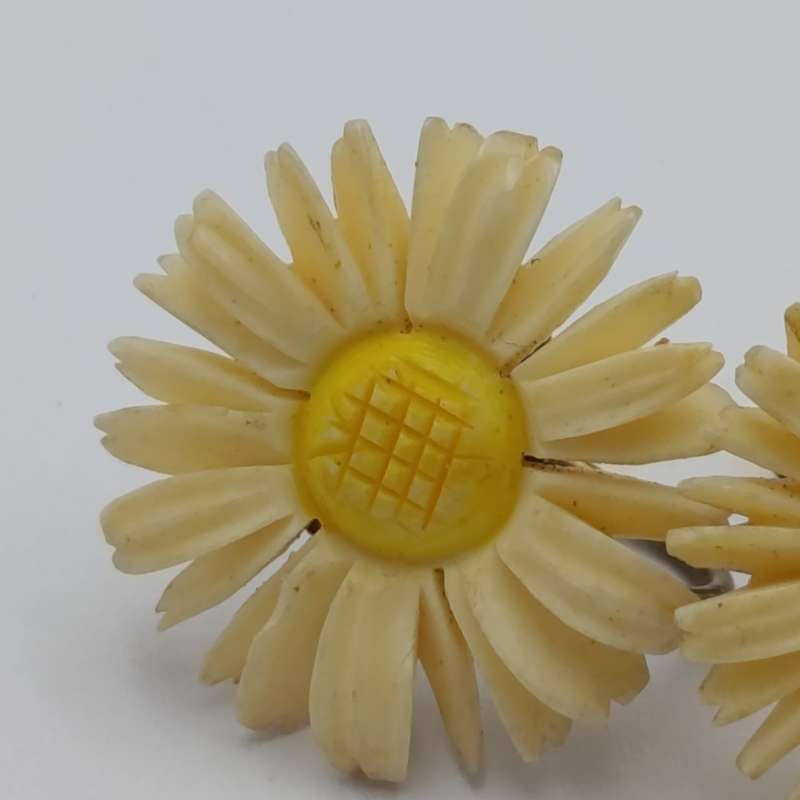 Vintage pair of Daisy earrings - screw on