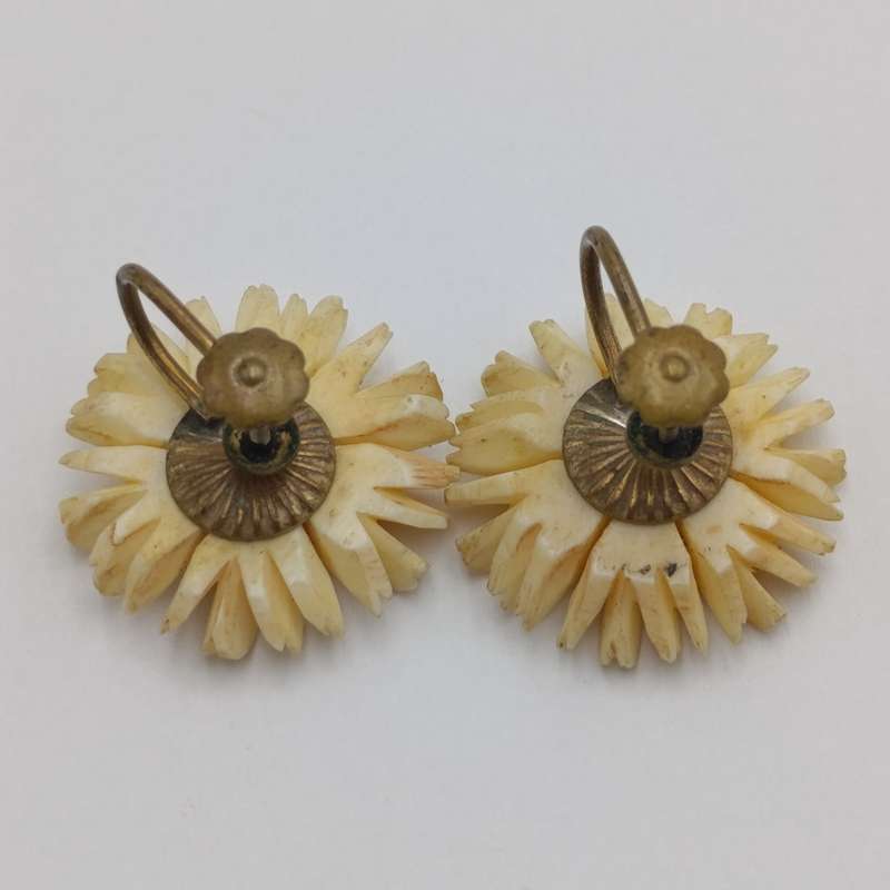 Vintage pair of Daisy earrings - screw on