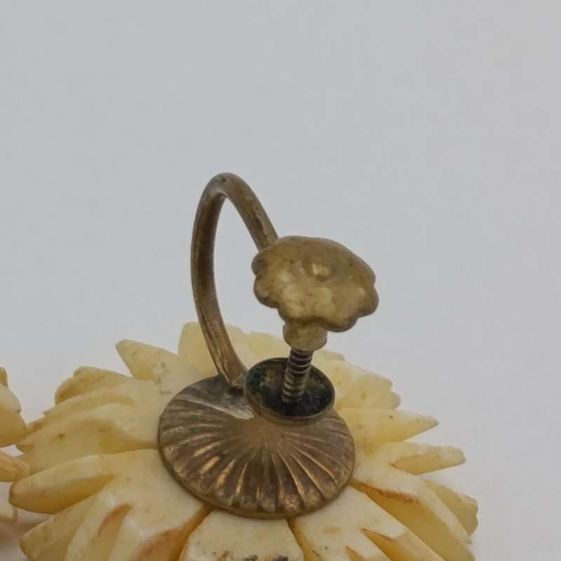 Vintage pair of Daisy earrings - screw on