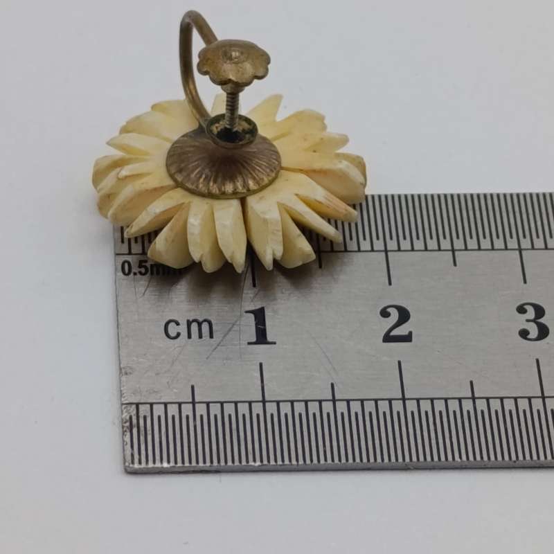 Vintage pair of Daisy earrings - screw on