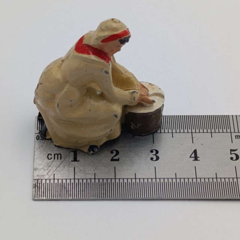 Vintage lead figurines - Farmer's wife with 2 chickens and turkey