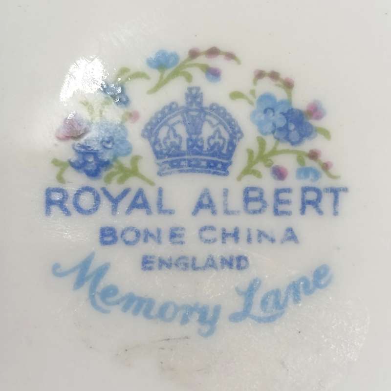 Vintage Royal Albert memory Lane sugar bowl
