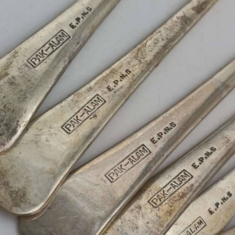 Vintage set of 12 Pak-Alam silverplated forks