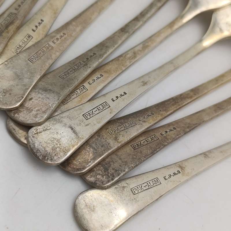 Vintage set of 12 Pak-Alam silverplated forks