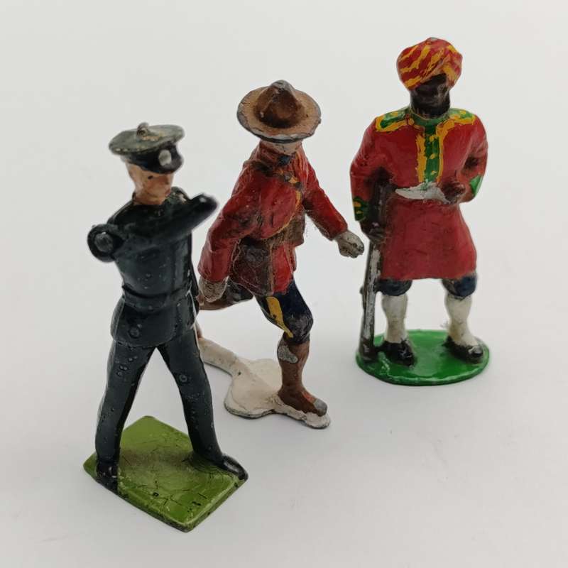Lot of 3 vintage lead soldiers