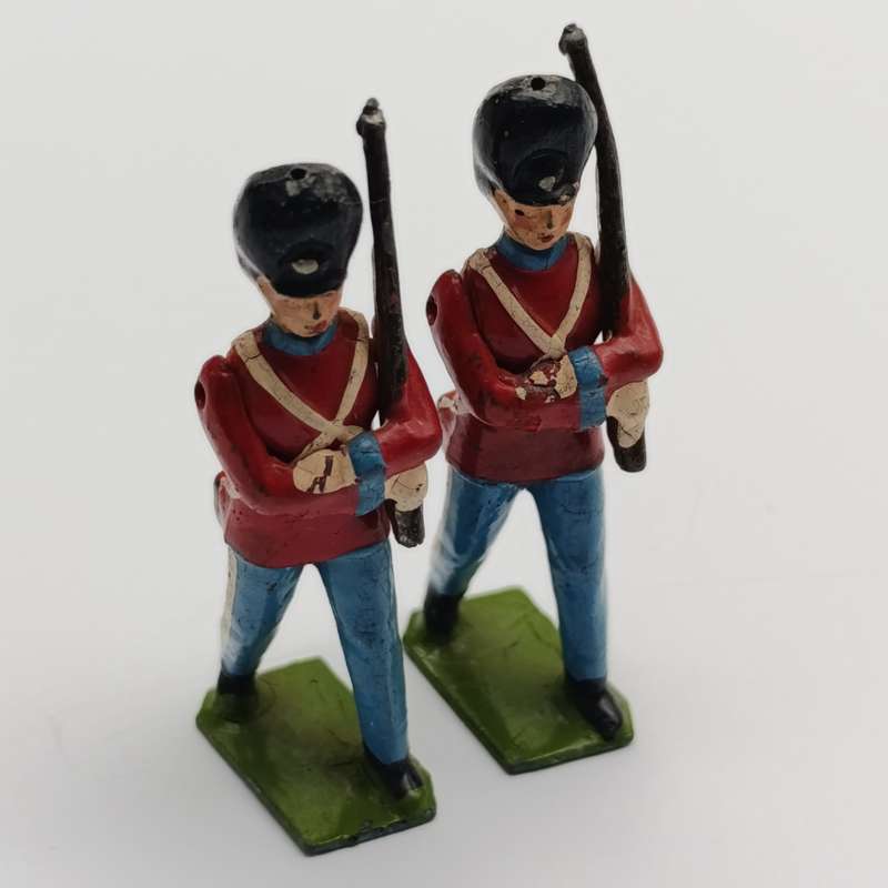 Pair of vintage lead soldiers