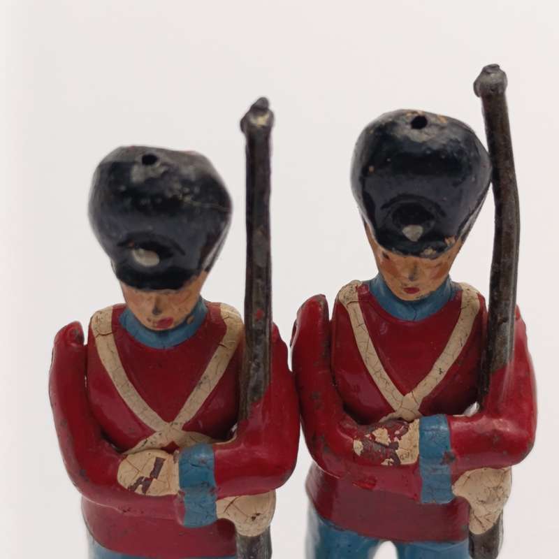 Pair of vintage lead soldiers