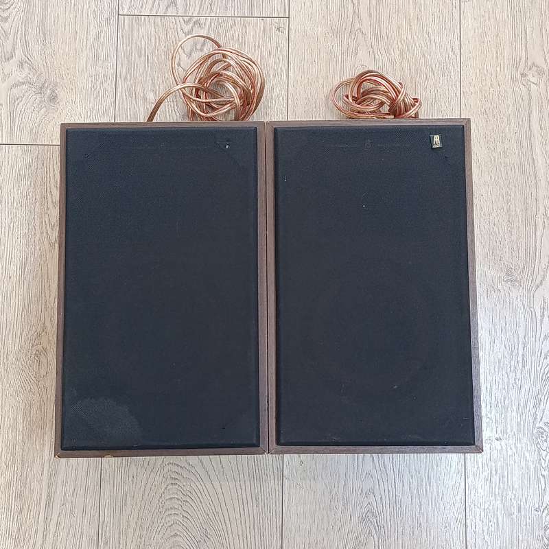 Pair of vintage Acoustic research AR8Bx speakers - working