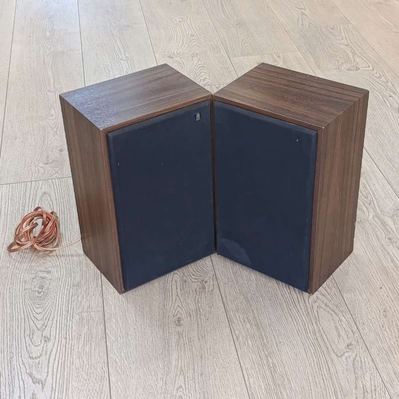 Pair of vintage Acoustic research AR8Bx speakers - working