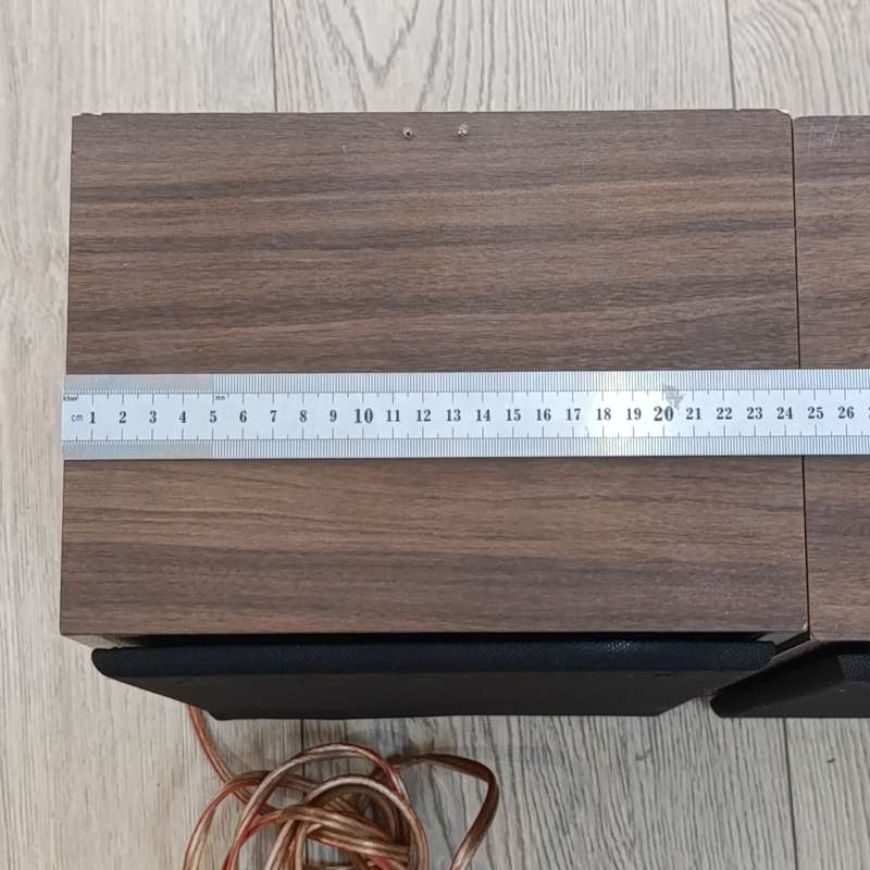 Pair of vintage Acoustic research AR8Bx speakers - working