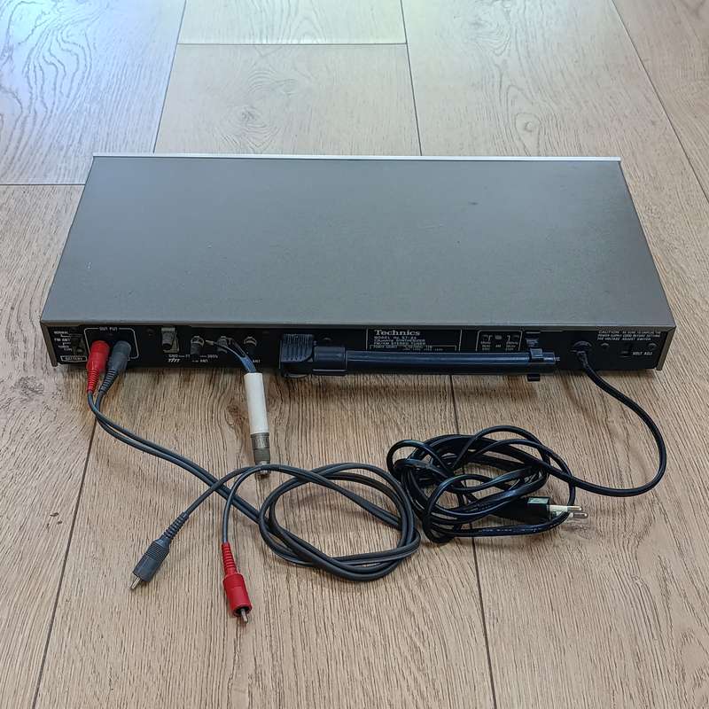 Technics ST-53 FM/AM Stereo tuner - working