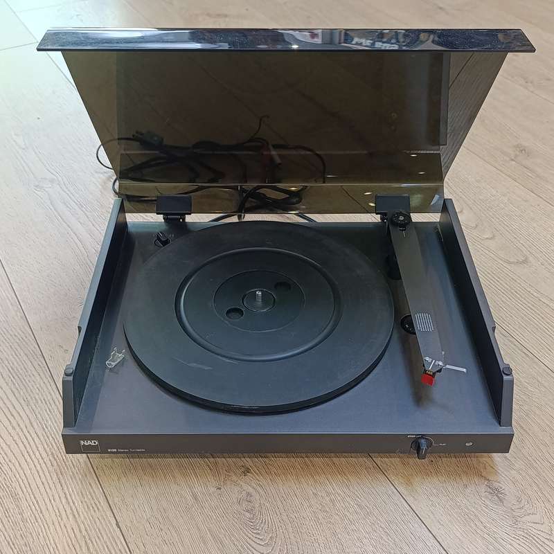 Vintage NAD 5120 turntable record player - working